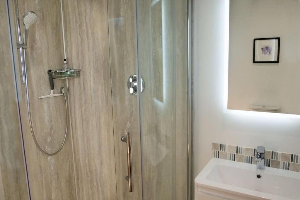 Central 2 Bedroom Luxury Home Close To River Ness Inverness Dış mekan fotoğraf